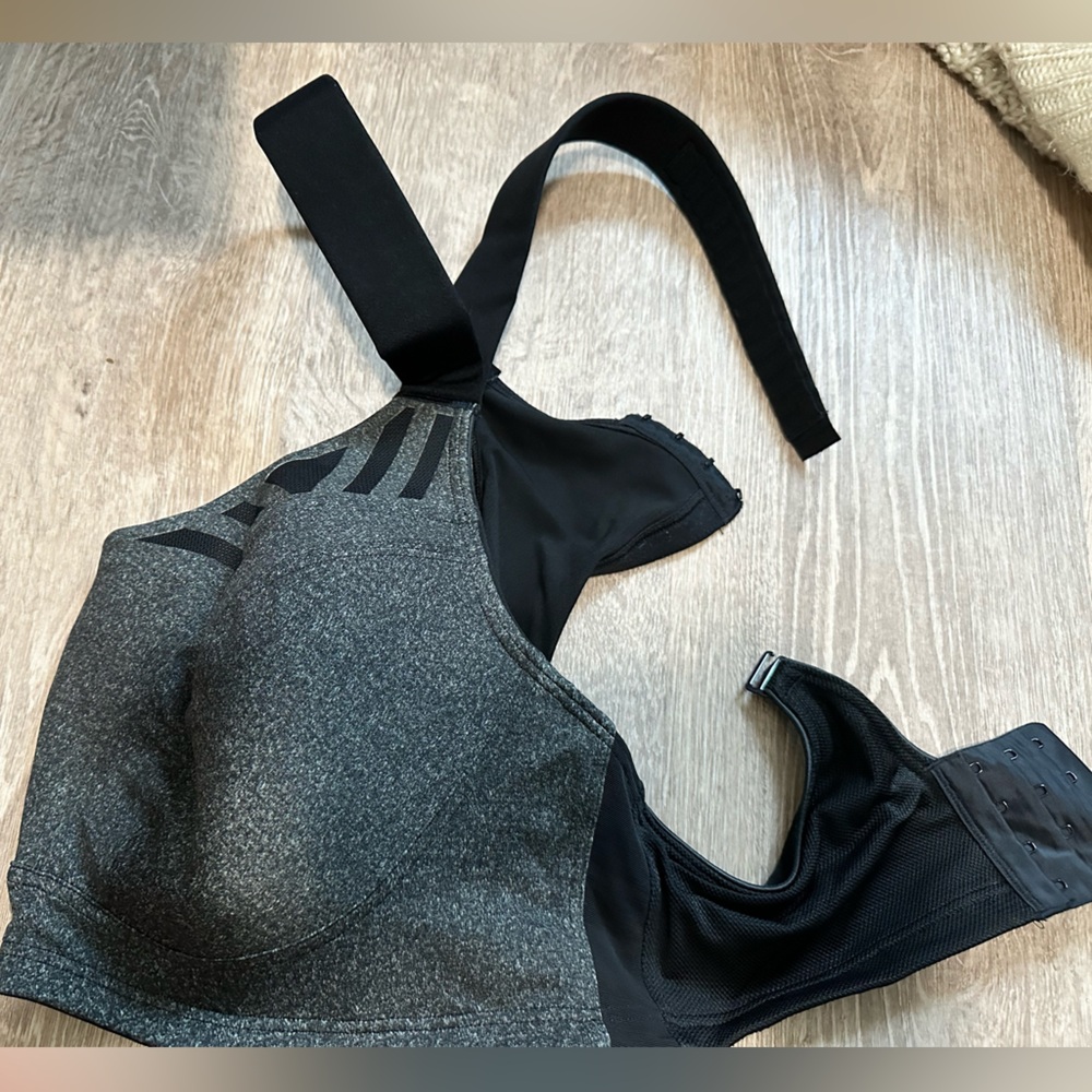 Size 42DD adjustable strap sports bra. High support.
